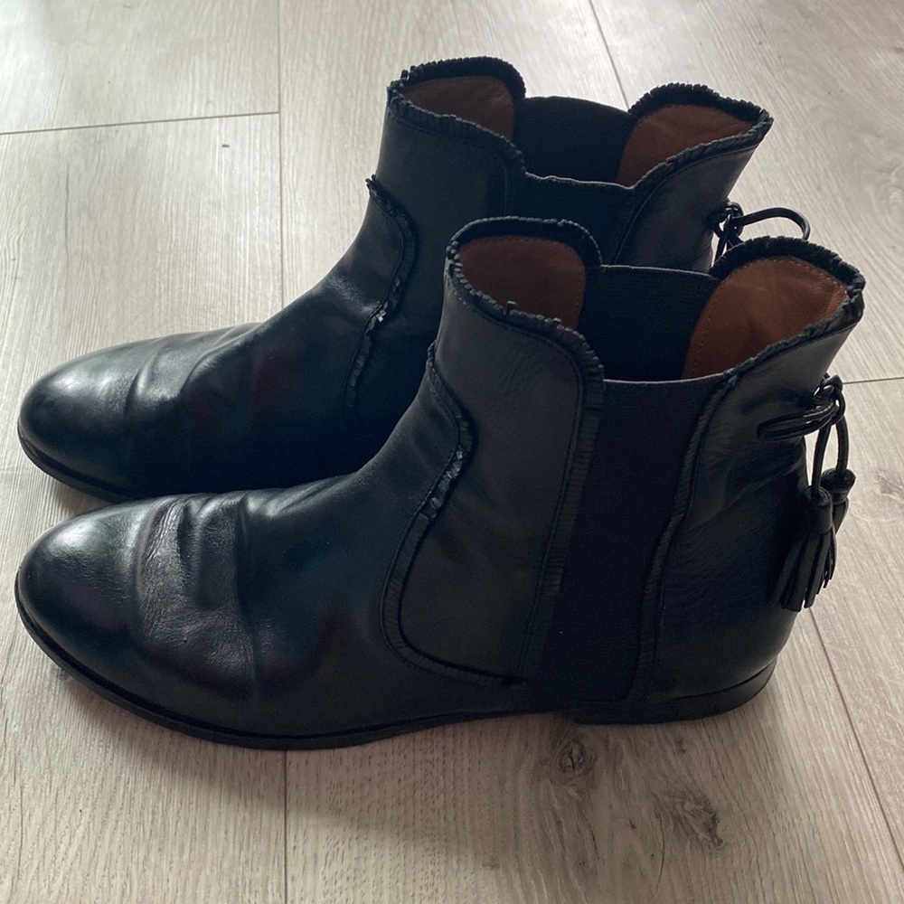 Aquazzura
Fringe Beatle Flat Ankle Leather Chelsea Boots - Authentic (size 39)